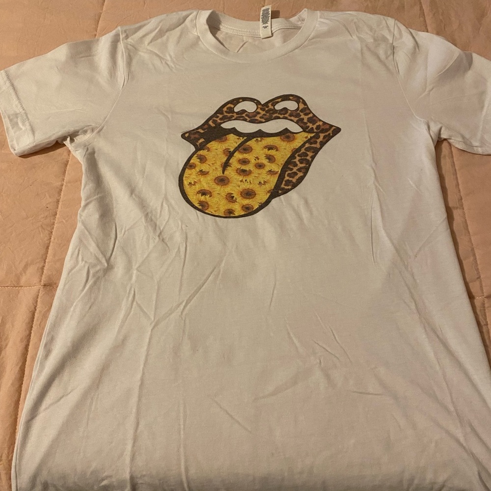 ⭐️5/$20 Medium white T shirt with leopard lips and sunflower tongue